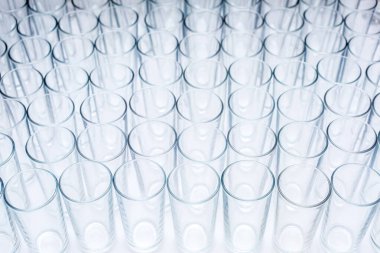 Beyaz arka planda boş içki bardakları