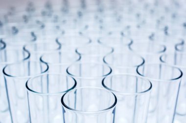 Beyaz arka planda boş içki bardakları