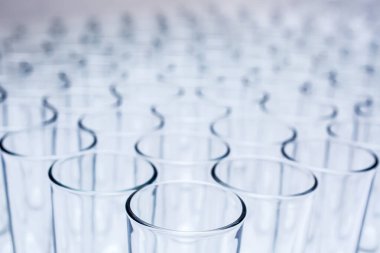 Beyaz arka planda boş içki bardakları