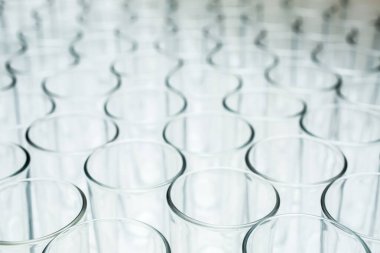 Beyaz arka planda boş içki bardakları