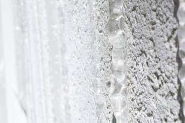 Beyaz duvarda buz kristalleri