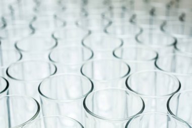 Beyaz arka planda boş içki bardakları