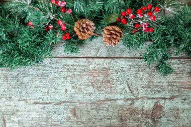 Çam ağacı, tahta ve böğürtlenli Noel arkaplanı. Kış tatili teması. - Mutlu yıllar. Metin için boşluk.