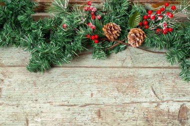 Çam ağacı, tahta ve böğürtlenli Noel arkaplanı. Kış tatili teması. - Mutlu yıllar. Metin için boşluk.