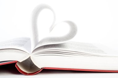 beyaz üzerine kurulu kitap kalbi.