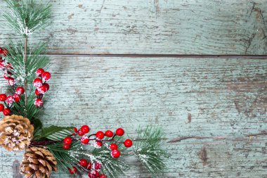 Çam ağacı, ahşap kiremitler ve böğürtlenlerle Noel arkaplanı