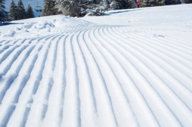 Kar hatları kayak yokuşundaki kar makinesinden yapılmıştır.
