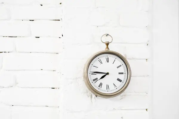 Büyük Bir Cep Saati Beyaz Duvardaki Metal Saat Stok Resim