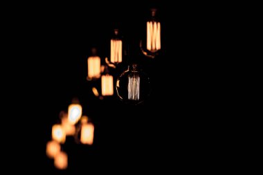 Siyah arkaplanda lüks retro ampul dekoru