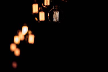 Siyah arkaplanda lüks retro ampul dekoru