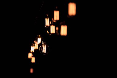 Siyah arkaplanda lüks retro ampul dekoru