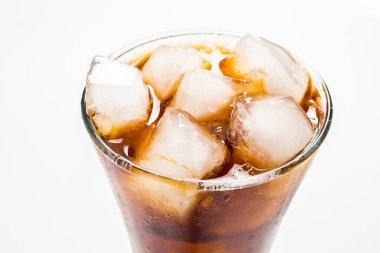 Beyaz arka planda buzlu kola. meşrubat