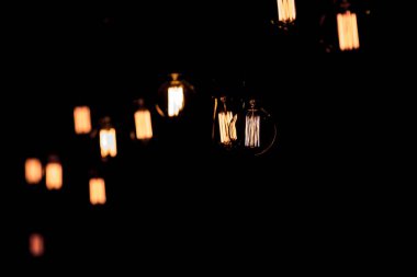 Siyah arkaplanda lüks retro ampul dekoru