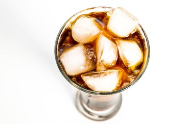 Beyaz arka planda buzlu kola. meşrubat