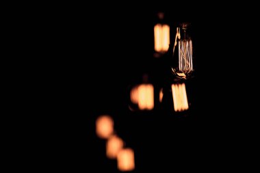 Siyah arkaplanda lüks retro ampul dekoru