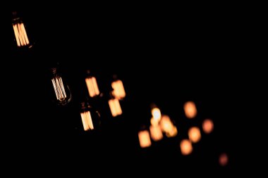 Siyah arkaplanda lüks retro ampul dekoru