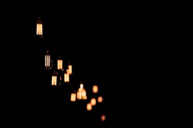 Siyah arkaplanda lüks retro ampul dekoru