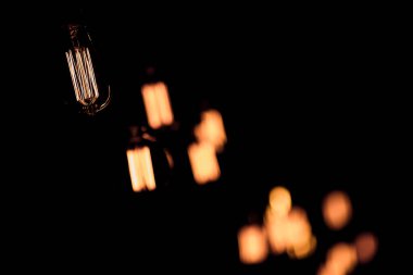 Siyah arkaplanda lüks retro ampul dekoru