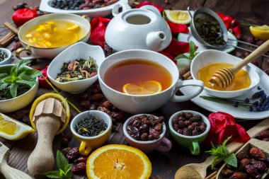 Kuru çay ürün yelpazesine. Çay beyaz izole çeşitli. Çay yaprakları farklı türde. Farklı tipteki çay çay kompozisyon. Çay kavramı. Çay yaprakları