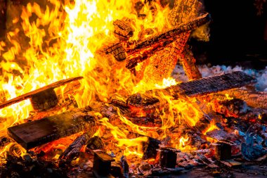Şöminede yakılan odun ve kömür