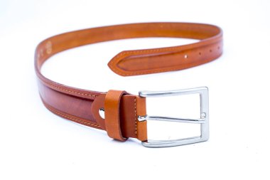 Beyaz arkaplanda izole edilmiş deri kemer