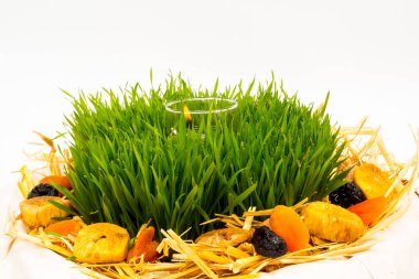 Lamba için Noel buğdayı. Noel süsü. Şekerli meyve. Fındık ve ceviz.