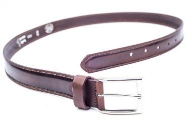 Beyaz arkaplanda izole edilmiş deri kemer