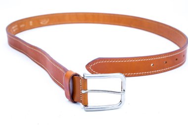 Beyaz arkaplanda izole edilmiş deri kemer