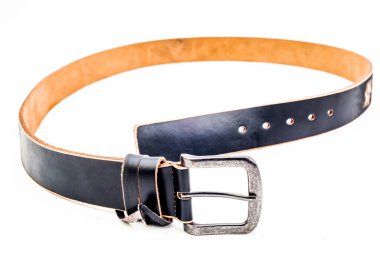 Beyaz arkaplanda izole edilmiş deri kemer