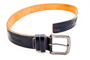 Beyaz arkaplanda izole edilmiş deri kemer