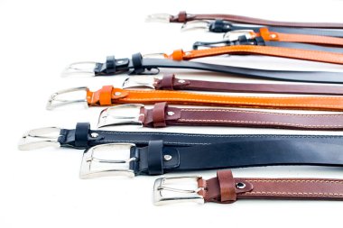 çeşitli deri kemerler. Metal tokalı gerçekçi deri kemerler.