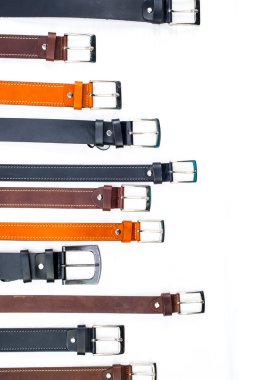 çeşitli deri kemerler. Metal tokalı gerçekçi deri kemerler.