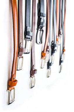 çeşitli deri kemerler. Metal tokalı gerçekçi deri kemerler.