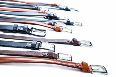 çeşitli deri kemerler. Metal tokalı gerçekçi deri kemerler.