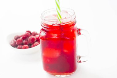 Buzlu kırmızı ahududu suyu.