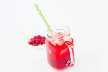 Buzlu kırmızı ahududu suyu.