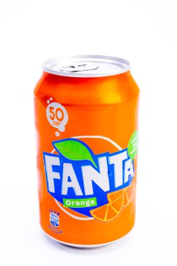 Beyaz arkaplanda izole edilmiş soda kutusu