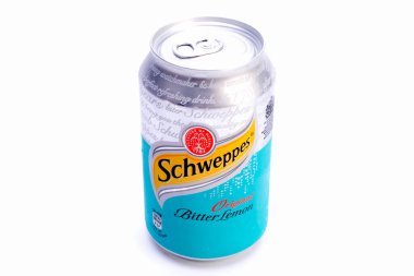 Beyaz arkaplanda izole edilmiş soda kutusu