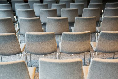 konferans salonunda boş sandalyeler