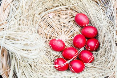 Yuvada kırılan Paskalya kırmızı yumurtaları