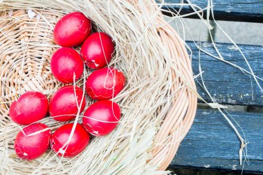 Yuvada kırılan Paskalya kırmızı yumurtaları