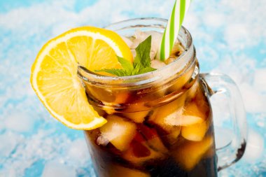 serinletici buzlu çay mükemmel bir içecek yapan sıcak yaz gününde