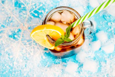 serinletici buzlu çay mükemmel bir içecek yapan sıcak yaz gününde