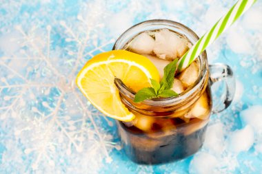 serinletici buzlu çay mükemmel bir içecek yapan sıcak yaz gününde