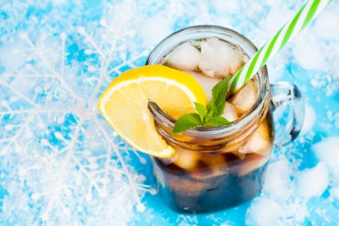 serinletici buzlu çay mükemmel bir içecek yapan sıcak yaz gününde