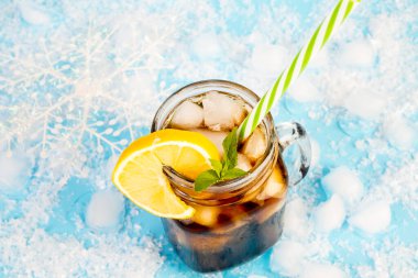 serinletici buzlu çay mükemmel bir içecek yapan sıcak yaz gününde