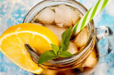 serinletici buzlu çay mükemmel bir içecek yapan sıcak yaz gününde