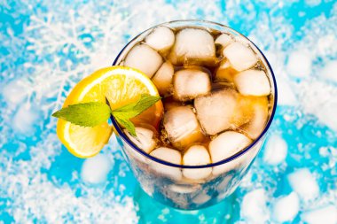 serinletici buzlu çay mükemmel bir içecek yapan sıcak yaz gününde