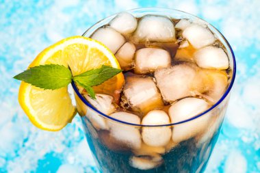 serinletici buzlu çay mükemmel bir içecek yapan sıcak yaz gününde