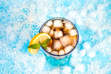 serinletici buzlu çay mükemmel bir içecek yapan sıcak yaz gününde